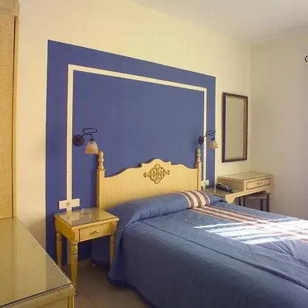 Pelican Hotell 2*